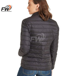 Chaqueta acolchada de plumón para mujer, negra brillante, OEM, de alta demanda, con capucha de piel, cremallera completa y diseño acolchado tipo burbuja, para invierno. - Product Image 3