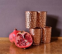 Copa de Vino de Cobre Martillado con Tallo Largo, Estilo Postmoderno de Lujo, Color y Empaque Personalizados, Logotipo Grabado, Capacidad Superior a 200 ml