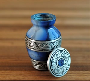 Urna Funeraria Artesanal de Alta Calidad con Diseño Único y Recubrimiento de Esmalte Azul, Suministros Funerarios a Bajo Precio - Product Image 3