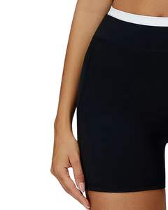 ชุดออกกำลังกายสำหรับผู้หญิง เสื้อชั้นในกีฬาไร้ตะเข็บและกางเกงขาสั้นเอวสูง สีดำขาว เนื้อผ้านุ่ม ยืดหยุ่น ระบายอากาศได้ดี เหมาะสำหรับออกกำลังกายและฟิตเนส - Product Image 5