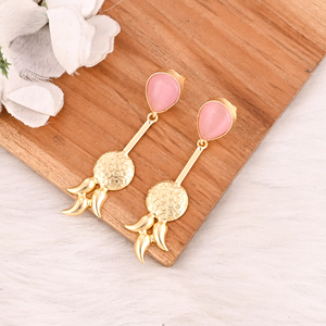 Boucles d'oreilles élégantes en laiton plaqué or avec pierre précieuse œil de chat rose sertie, bijoux de mode pour femmes - Product Image 4