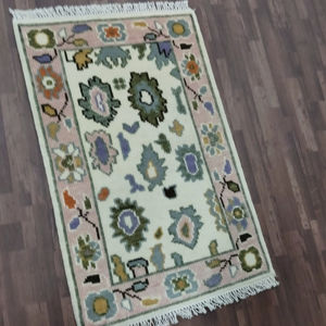 Alfombra de Diseño Nuevo Tejida a Mano con Motivos Florales Rosas |   Alfombra pequeña hecha a mano de lana inspirada en Oushak | Alfombra Decorativa Vintage para Sala de Estar - Product Image 1