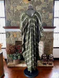 Robe longue kaftan en rayonne tie-dye vert olive, col en V, style bohème, taille unique - Product Image 6