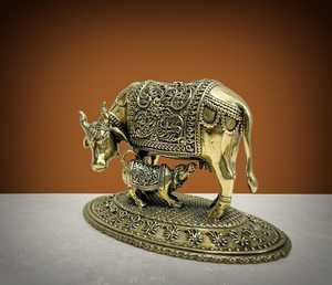 Estatua de ternero de latón hecha a mano, figura de vaca Kamdhenu, acabado vintage, artículo de decoración para el hogar, regalo. - Product Image 1