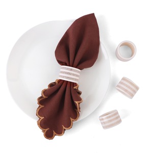 Anneaux de serviette en résine rayés beige crème écologiques classiques faits à la main |   Décoration de table pour les fêtes de Noël, neutre - Product Image 1