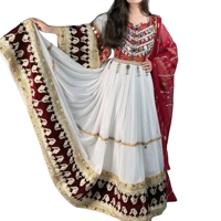 Robe afghane traditionnelle de luxe blanche et rouge avec broderie miroir, robe évasée superposée et dupatta richement ornée pour