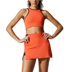 Vêtements de sport modernes pour femmes, coutures durables, tissu respirant haute performance, tenue de tennis active. - Product Image 1