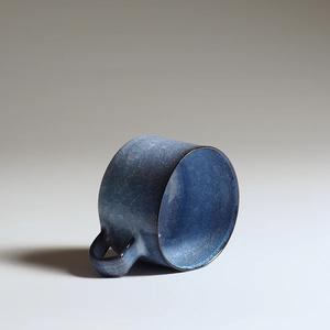 Tasse à café en céramique bleue de luxe avec glaçure réactive givrée, silhouette contemporaine, conception durable à verrouillage thermique pour tables élégantes - Product Image 2