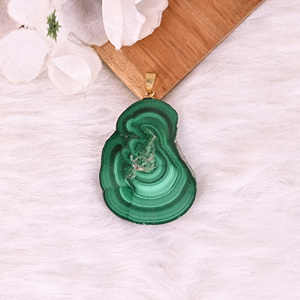 Pendentif tendance en malachite naturelle, stalactite, laiton plaqué or, 24,1 g, pierre verte unique - Product Image 3