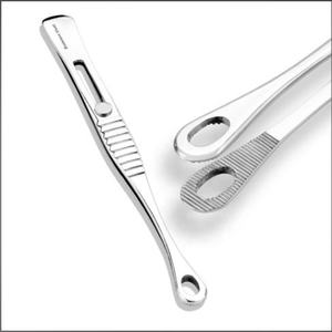 Pinzas Triangulares Ranuradas de Acero Inoxidable Pennington con Bloqueo Deslizante y Cabeza Ovalada Pequeña para Perforaciones Corporales y Uso en Estudios de Tatuajes - Product Image 1