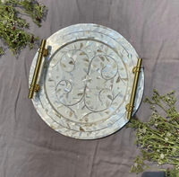 Plateaux décoratifs ronds de haute qualité, fortement recommandés, avec incrustations florales en nacre et poignées en laiton, pour Diwali, design contemporain