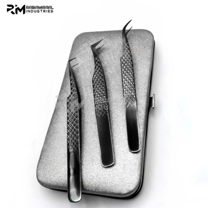 Pinzas Profesionales RMI Duraderas de Acero Inoxidable Color Negro Plasma para Extensión de Pestañas con Estuche Magnético de Fibra Puntiaguda - Product Image 4