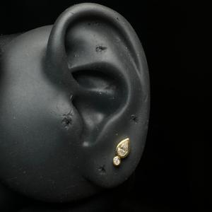 Boucles d'oreilles clous en or 14 carats avec diamant de laboratoire en forme de goutte d'eau gothique, bijoux délicats pour piercing hélix et cartilage pour femme - Product Image 1