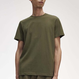 เสื้อยืดคอกลมแขนสั้นสีเขียวมะกอกทรงปกติผ้าฝ้ายเนื้อเจอร์ซีย์สีพื้นเรียบง่ายสำหรับผู้ชายแบบเรียบๆ - Product Image 2