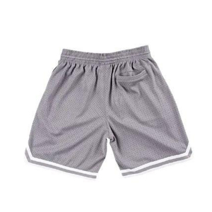 Shorts de basket gris pour homme en mesh avec bande latérale blanche, taille élastiquée, respirants, séchage rapide, longueur Bermuda, 100% polyester - Product Image 2