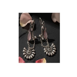 Pendientes Jhumka de diseño floral tradicional de excelente calidad, chapados en oro, joyería étnica para mujer, disponibles para la venta. - Product Image 3