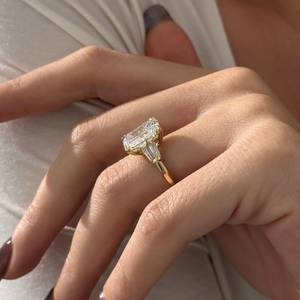 Bague de fiançailles UNIQUE avec diamant de laboratoire allongé de 5 carats, design à trois pierres, certifiée IGI - Product Image 4