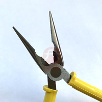 Pince industrielle OEM à bec long de 165 mm, mâchoires dentelées traitées thermiquement, en acier allié au carbone, avec poignée confortable en PVC jaune