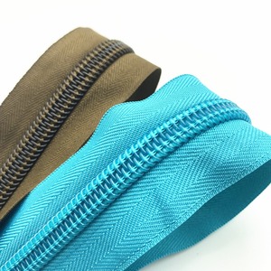 Logo personnalisé 5 #   Rouleau de fermeture éclair long en nylon pour sac à dos de sport, rouleaux de fermeture éclair noirs avec longue chaîne pour sacs de transport - Product Image 1