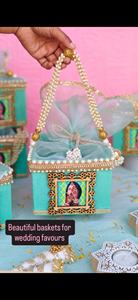 Élégant panier à dragées artisanal, conçu dans un bleu aqua apaisant, idéal pour les mariages indiens, les mehendi, les haldi et les sangeet. - Product Image 2
