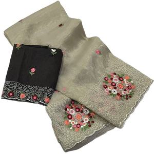 ผ้าส่าหรีอินเดียเนื้อกระดาษนุ่มขายดีสำหรับผู้หญิง สีเบจอมเทา ปักลายดอกไม้แบบหนัก พร้อมผ้าปาลูแบบ C และงานฉลุ - Product Image 1