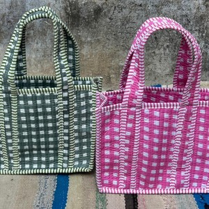 กระเป๋าโท้ทผ้าฝ้ายลายตารางสีเขียวและชมพูพร้อมหูหิ้วลายทาง ดีไซน์เปิดด้านบน สำหรับการช้อปปิ้ง ใช้ได้ทุกฤดูกาล - Product Image 1