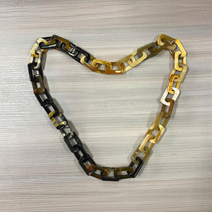 Collier chaîne à maillons en corne écaille de tortue vintage plaqué or avec lettre H, bijou géométrique massif et imposant pour l'anniversaire des femmes - Product Image 2