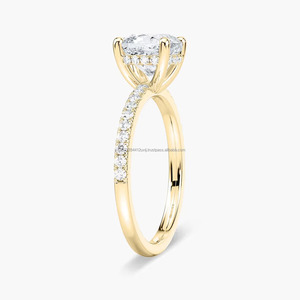 Bague de fiançailles minimaliste pour femme en or jaune 14 carats avec diamant de laboratoire certifié IGI taille coussin 2 carats et halo caché, idéale pour les mariages et les fêtes - Product Image 3