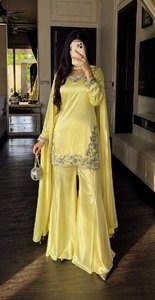 Conjunto de Dos Piezas de Satén de Seda Amarillo para Mujer, Túnica Larga Bordada, Pantalones Palazzo, Salwar Kameez, para Fiesta o Boda - Product Image 1