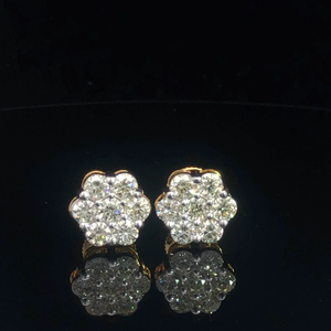 Boucles d'oreilles clous fleur pavées de diamants en argent sterling 925, élégantes pour mariage, fête ou usage quotidien, sertissage à griffes, haute qualité - Product Image 1
