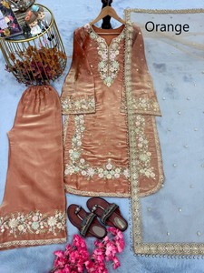 ชุดส่าหรีกำมะหยี่ปักลายสีแดงเลือดหมูสำหรับผู้หญิง พร้อมผ้าคลุมไหล่แบบตาข่าย ชุดแต่งงานแบบดั้งเดิมของอินเดียและปากีสถาน ชุดคุรตะและกางเกงปาลาซโซ - Product Image 2