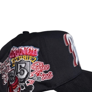 Casquette de sport brodée de haute qualité pour garçons, style 5 panneaux, avec doublure en satin et maille, motif '31 Hats Cristal Backpack' et 'Letter El Mago' - Product Image 4