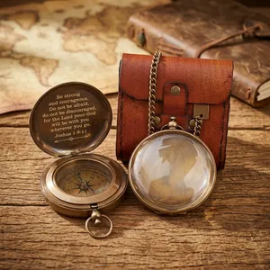 Brújula Vintage de Latón con Estuche de Cuero, Versículo Bíblico Grabado Josué 1:9-11, Regalo Estilo Reloj de Bolsillo Antiguo - Product Image 1