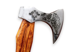 Hacha Vikinga de Acero al Carbono Forjada a Mano, Mango de Madera de Palisandro Personalizado OEM, Hacha con Cuchilla Afilada y Funda de Cuero, Hacha para Camping y Bushcraft - Product Image 3