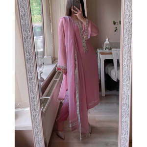 Ensemble de costume de fête pour femmes en véritable moti fait à la main avec pantalon et dupatta - Product Image 1