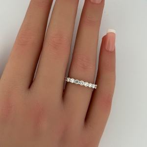 Anillo de media eternidad con diamantes redondos brillantes, cultivados en laboratorio, plata 925, regalo de compromiso y boda, joyería sorpresa para tu pareja. - Product Image 3