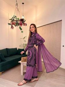 Ensemble prêt-à-porter entièrement cousu avec haut en faux georgette, broderie à points de chaînette et travail de sequins, pantalon et dupatta. - Product Image 3