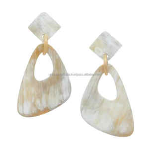 Boucles d'oreilles en corne de buffle, design élégant et écologique, art populaire, accessoires de mode stylés, thème animalier, technique polie, collection 2025 - Product Image 6