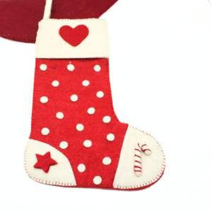 ถุงเท้าคริสต์มาสสีแดงทำจากผ้าสักหลาด แต่งลายจุดสีขาว รูปหัวใจ และลายไม้เท้าหวาน ทำด้วยมือ - Product Image 2