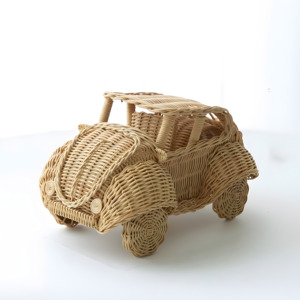 Adorable mini coche de juguete de ratán para niños, excelente elección de juguetes sostenibles para niños pequeños, de la más alta calidad. - Product Image 1