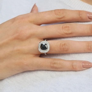 Anillo de Compromiso Minimalista de Lujo con Diamante Cultivado en Laboratorio de 1.50CT, Corte Cojín, Certificado IGI, Oro Blanco de 14K, Engaste de Bisel, Media Eternidad Catedral - Product Image 3