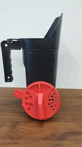 Esparcidor Manual de Plástico OEM de 4LB de Capacidad, Portátil, Rojo, Moderno, para Fertilizante, Hielo, Sal, Semillas de Césped, Ergonómico ODGGAD004 - Product Image 2