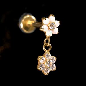 ต่างหูไทเทเนียมรูปดอกไม้ประดับโอปอลและเพชร CZ สำหรับเจาะกระดูกอ่อนหู ห่วงหู ทาร์กัส เครื่องประดับเจาะริมฝีปาก จี้ไทเทเนียม รุ่น 9228 DongZhiTi - Product Image 2