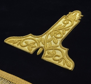 Housse de piédestal de la Loge Bleue pour Gardien Supérieur, en velours bleu foncé avec broderie à la main en fils dorés, Régalia maçonnique - Product Image 3