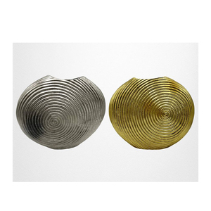 Elegante Florero Moderno de Latón, Diseño Costero Hecho a Mano, Ecológico y Ligero, Decoración Metálica para Hogar y Oficina - Product Image 1
