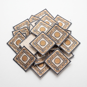 Badge personnalisé ovale à carreaux géométriques quatre-quadrants, marron et blanc, avec applique en sergé blanc cassé et bordure marron, fournisseur direct - Product Image 6