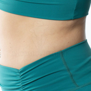 Ensemble short et soutien-gorge de yoga pour femme, élégant et sur mesure, en tissu respirant pour les séances d'entraînement quotidiennes - Product Image 6