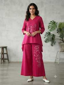 Ensemble 2 pièces rose brodé pour femme, haut à col en V et pantalon large, motif de personnage dessiné à la main, tenue décontractée printemps-été - Product Image 6