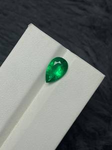 Esmeralda natural suelta, corte pera, verde, para la elaboración de joyas. - Product Image 1