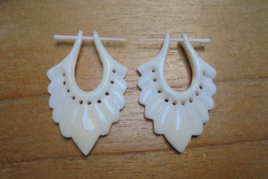 ต่างหูทำมือจากกระดูก สไตล์ชนเผ่าโบราณ งานฝีมือธรรมชาติ - Product Image 2